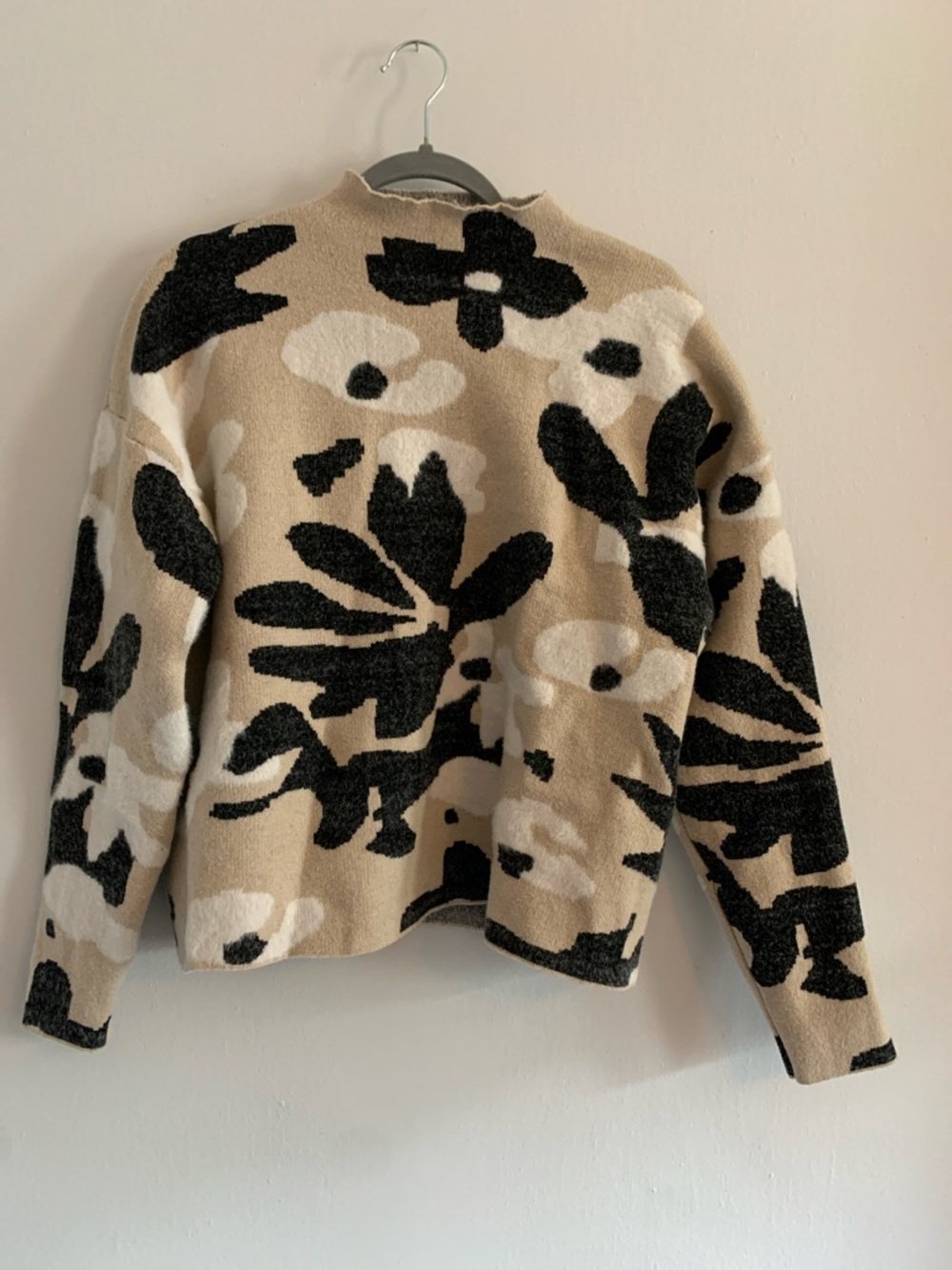 LOVE TREND Elegant Floral Women's Sweater in Black and Cream